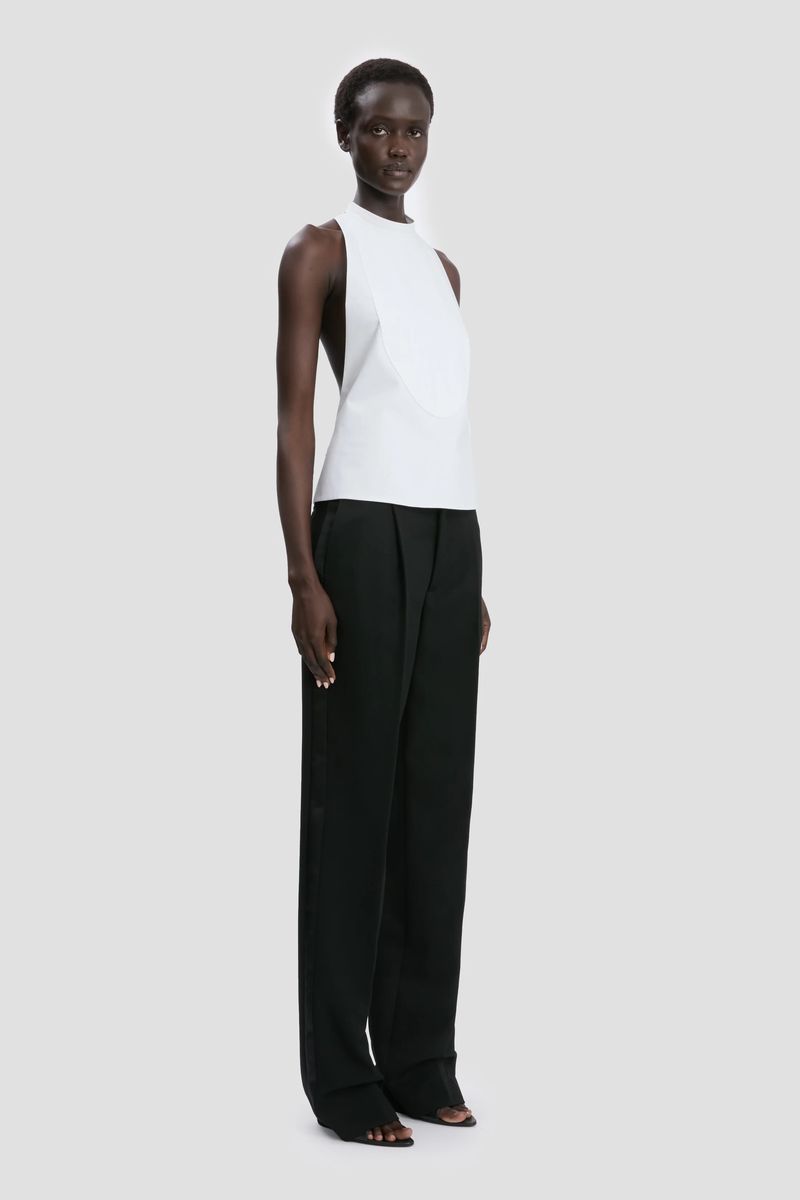 Modernes rückenfreies Bib-Halter-Top