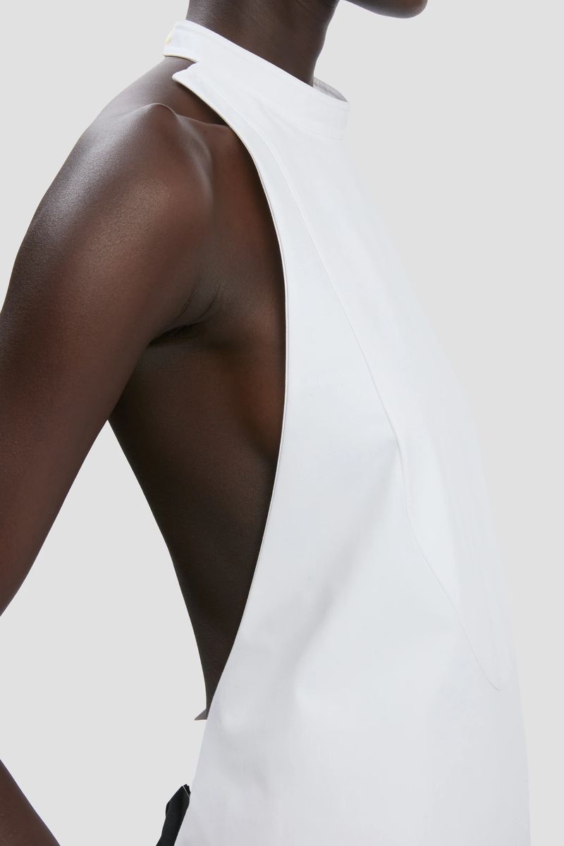 Modernes rückenfreies Bib-Halter-Top