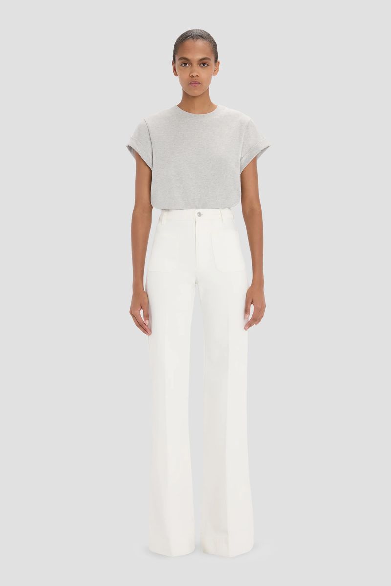 Hochgeschnittene Jeans mit weitem Bein