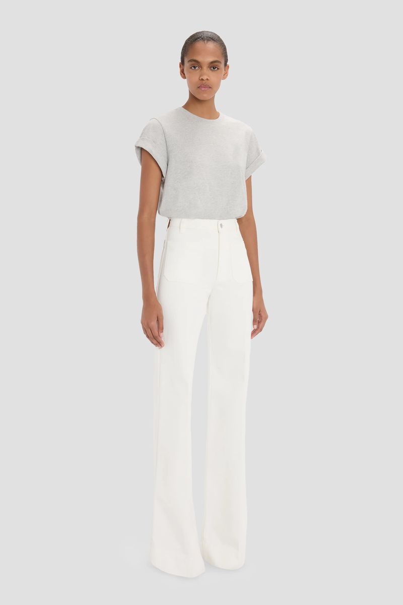 Hochgeschnittene Jeans mit weitem Bein