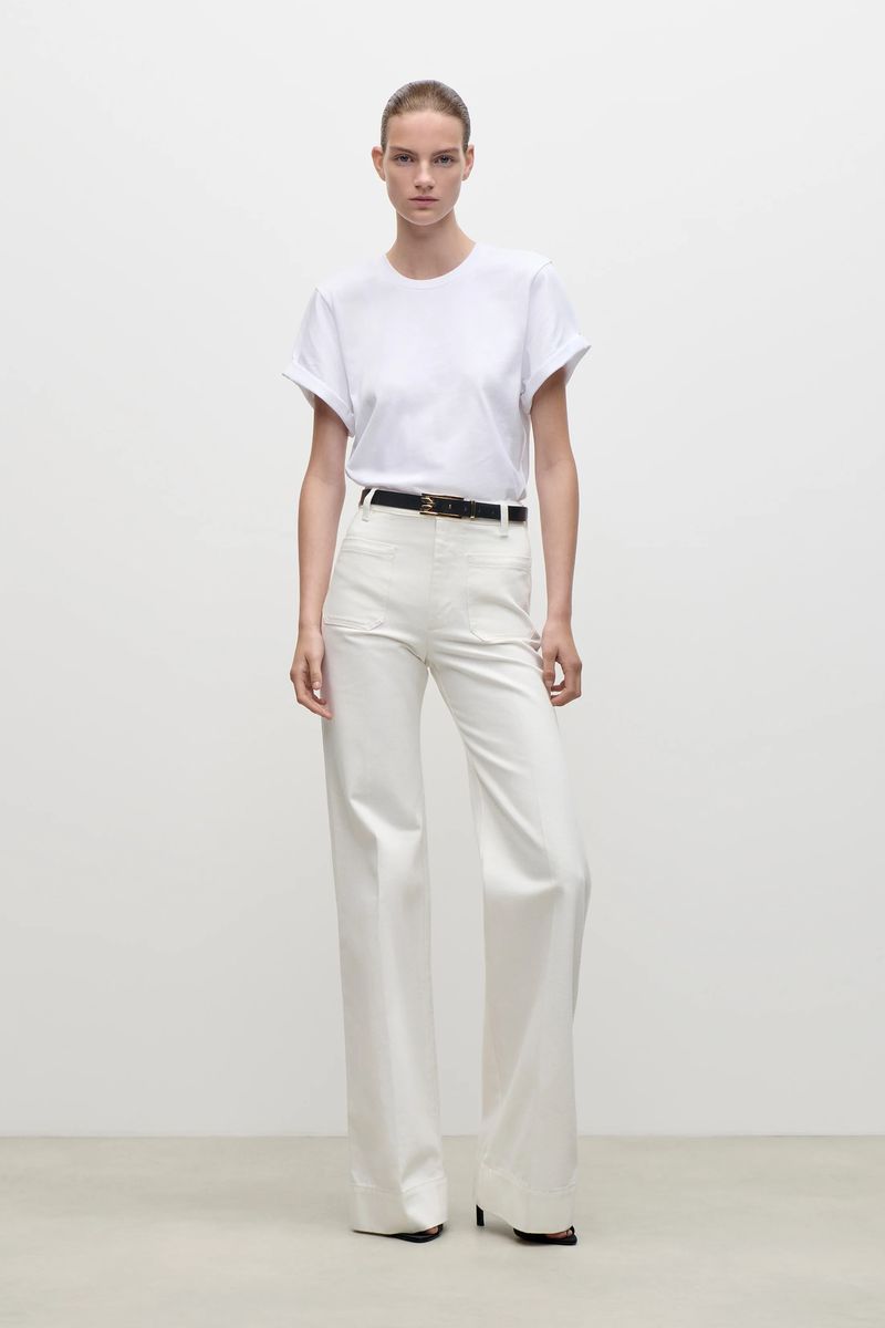 Hochgeschnittene Jeans mit weitem Bein