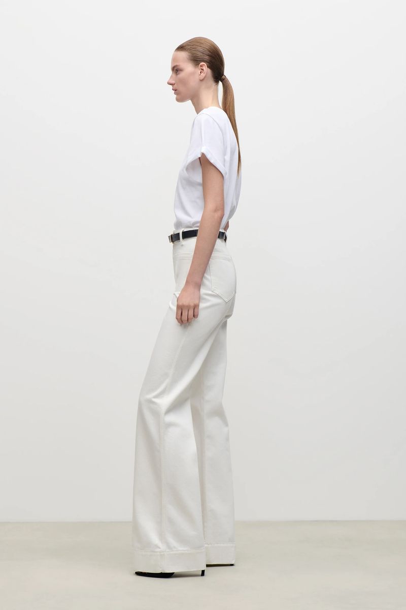 Hochgeschnittene Jeans mit weitem Bein