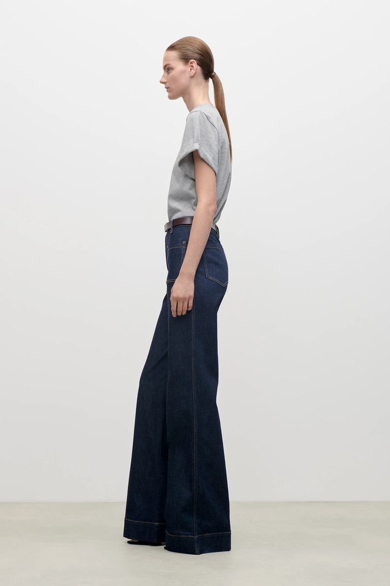 Hochgeschnittene Jeans mit weitem Bein
