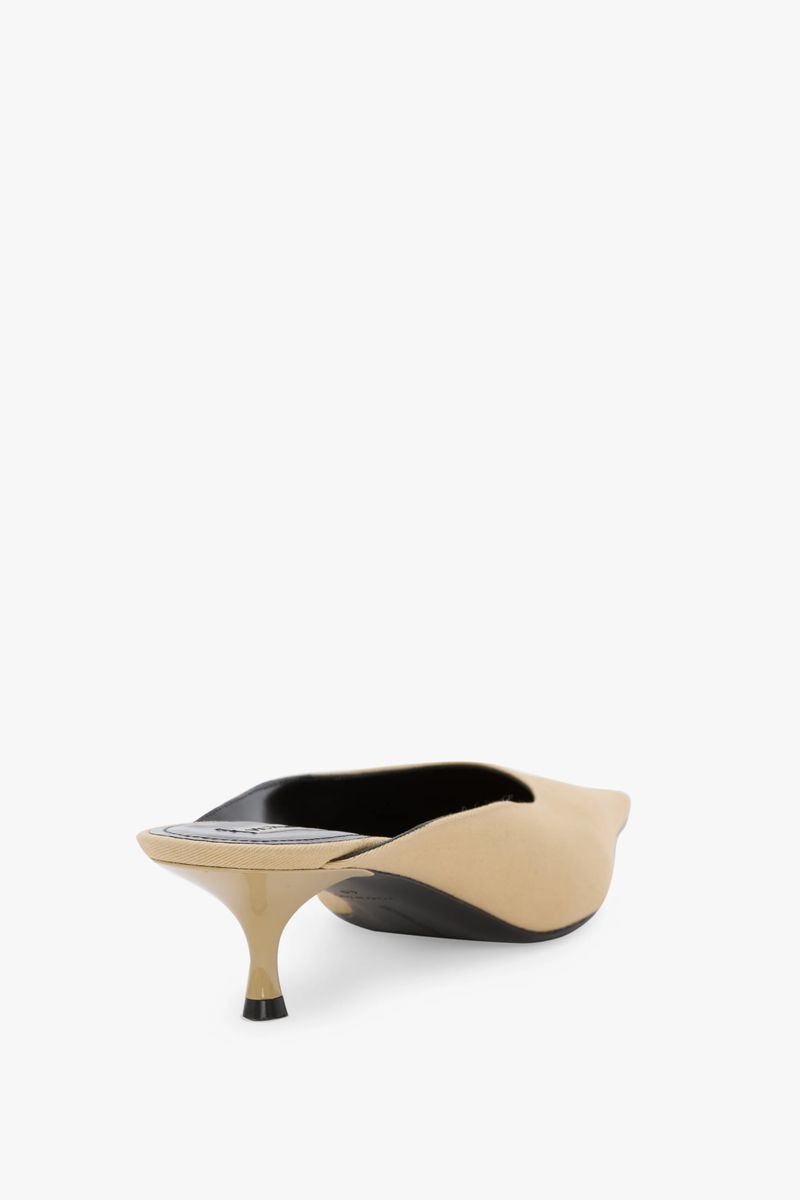 Sloane Mules mit spitzer Zehenpartie