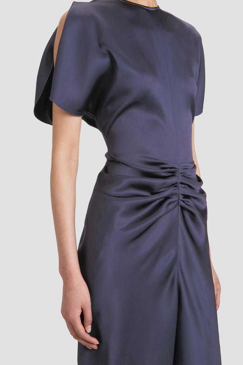 Bela Plissee-Satin-Midikleid