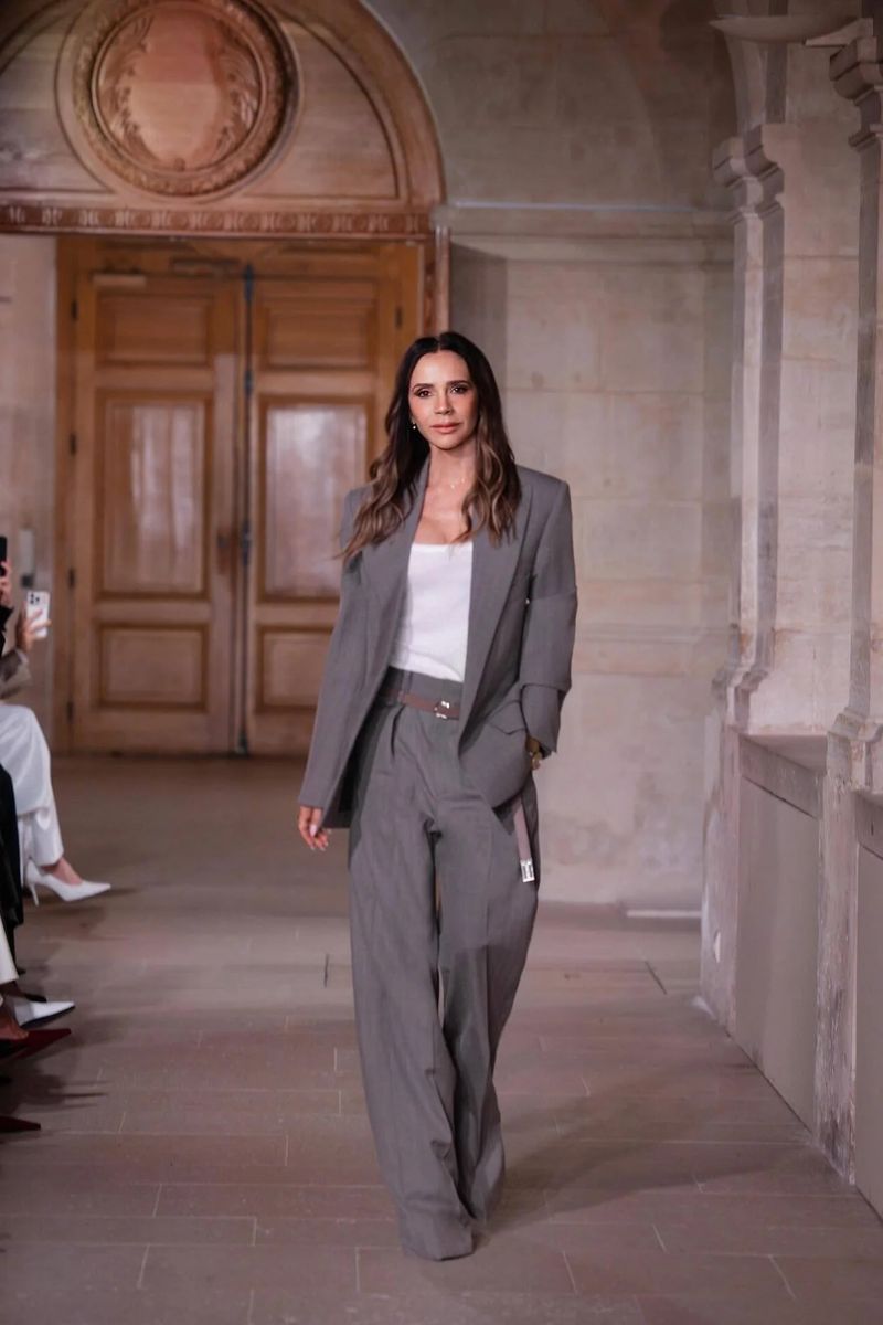 Weite Bundfaltenhose mit Gürtel