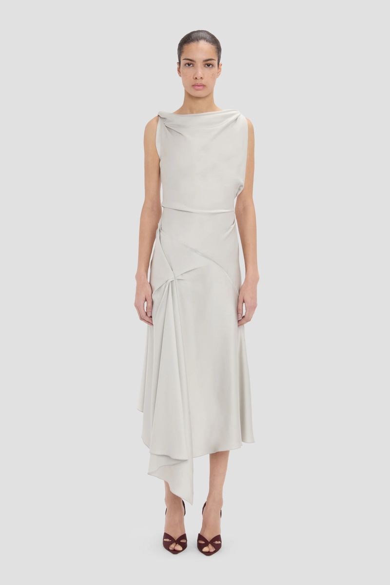 Asymmetrisches drapiertes Satin-Midikleid