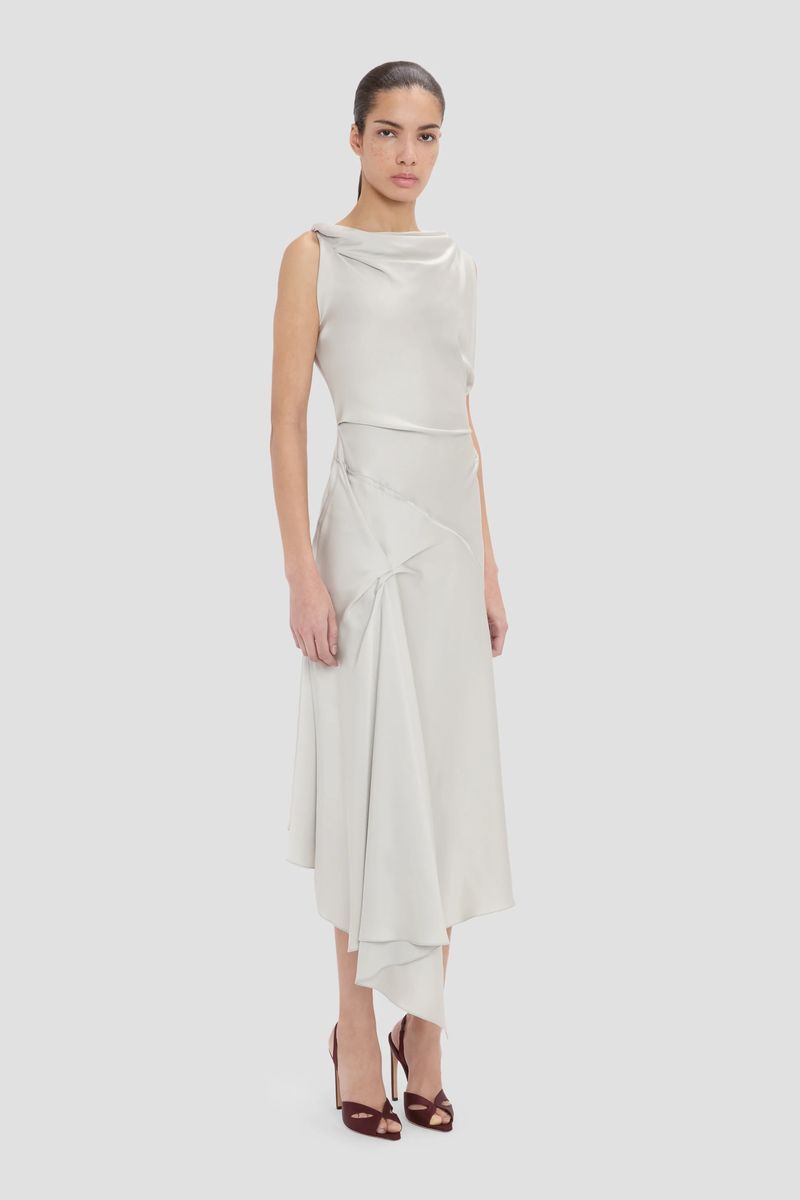 Asymmetrisches drapiertes Satin-Midikleid