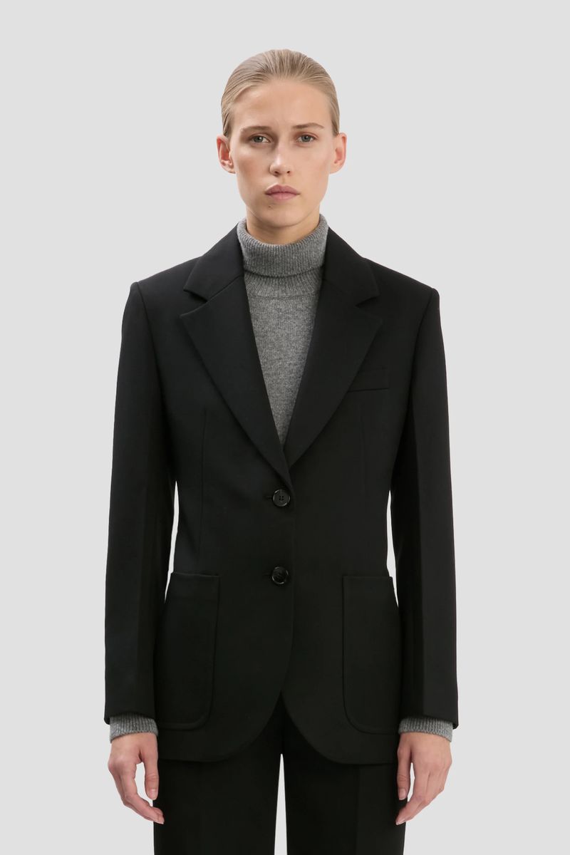 Einreihiger taillierter Blazer mit aufgesetzten Taschen