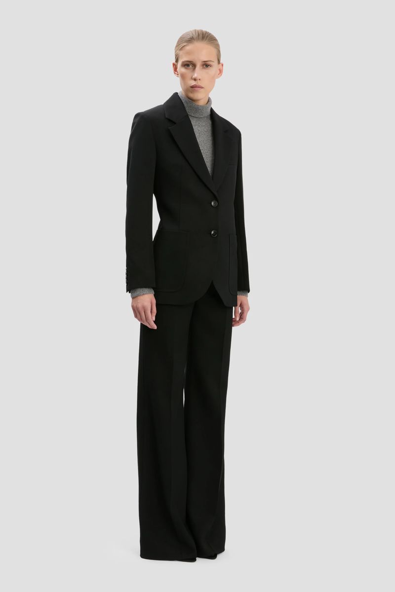 Einreihiger taillierter Blazer mit aufgesetzten Taschen