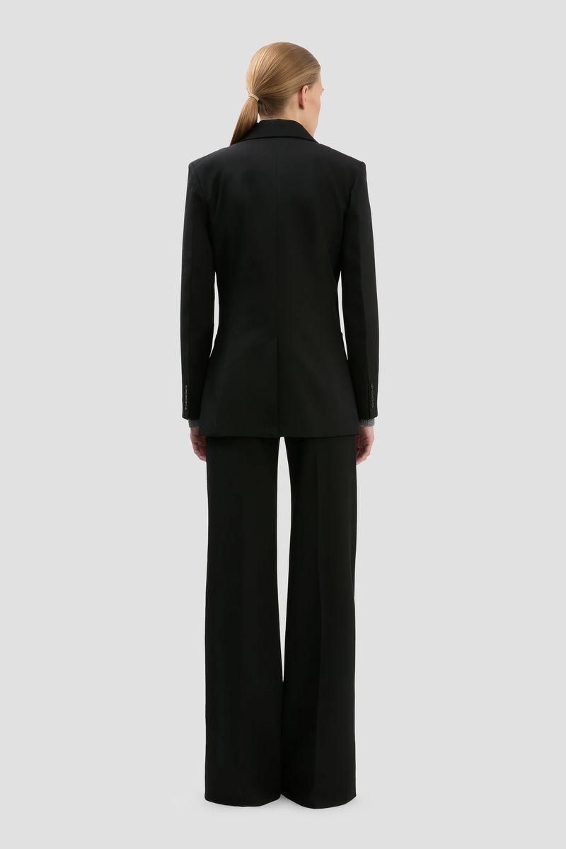 Einreihiger taillierter Blazer mit aufgesetzten Taschen