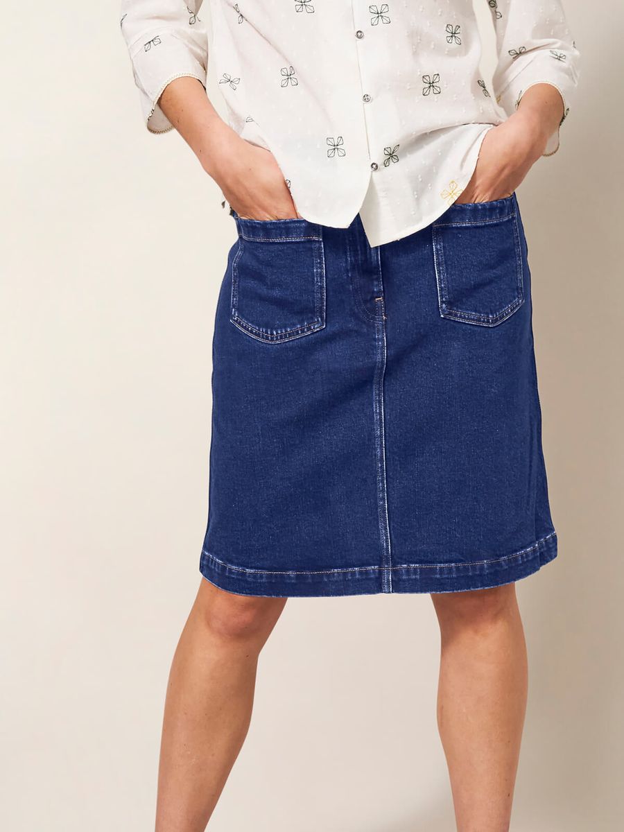 Knielanger Jeansrock mit aufgesetzten Taschen