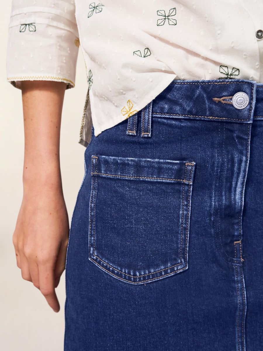 Knielanger Jeansrock mit aufgesetzten Taschen
