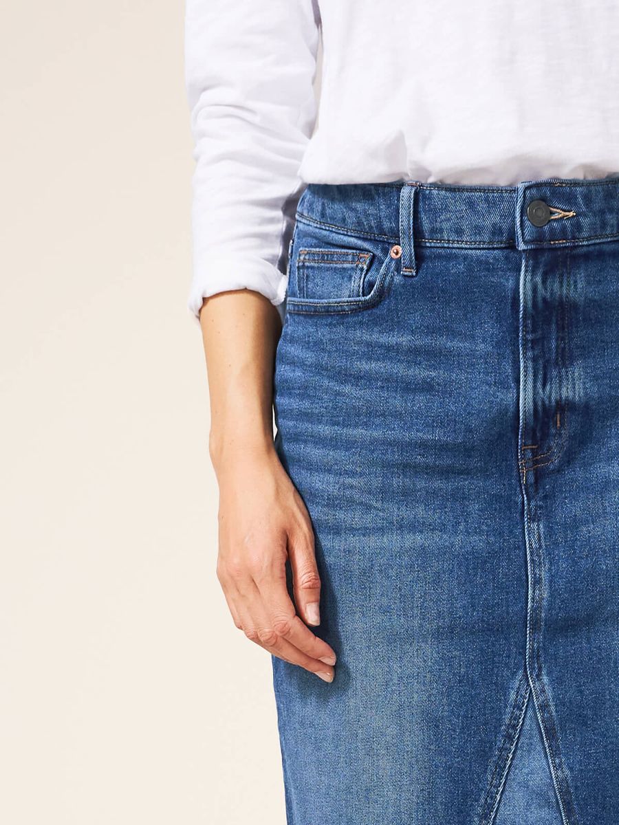 Klassischer Jeansrock mit vorderem Schlitz