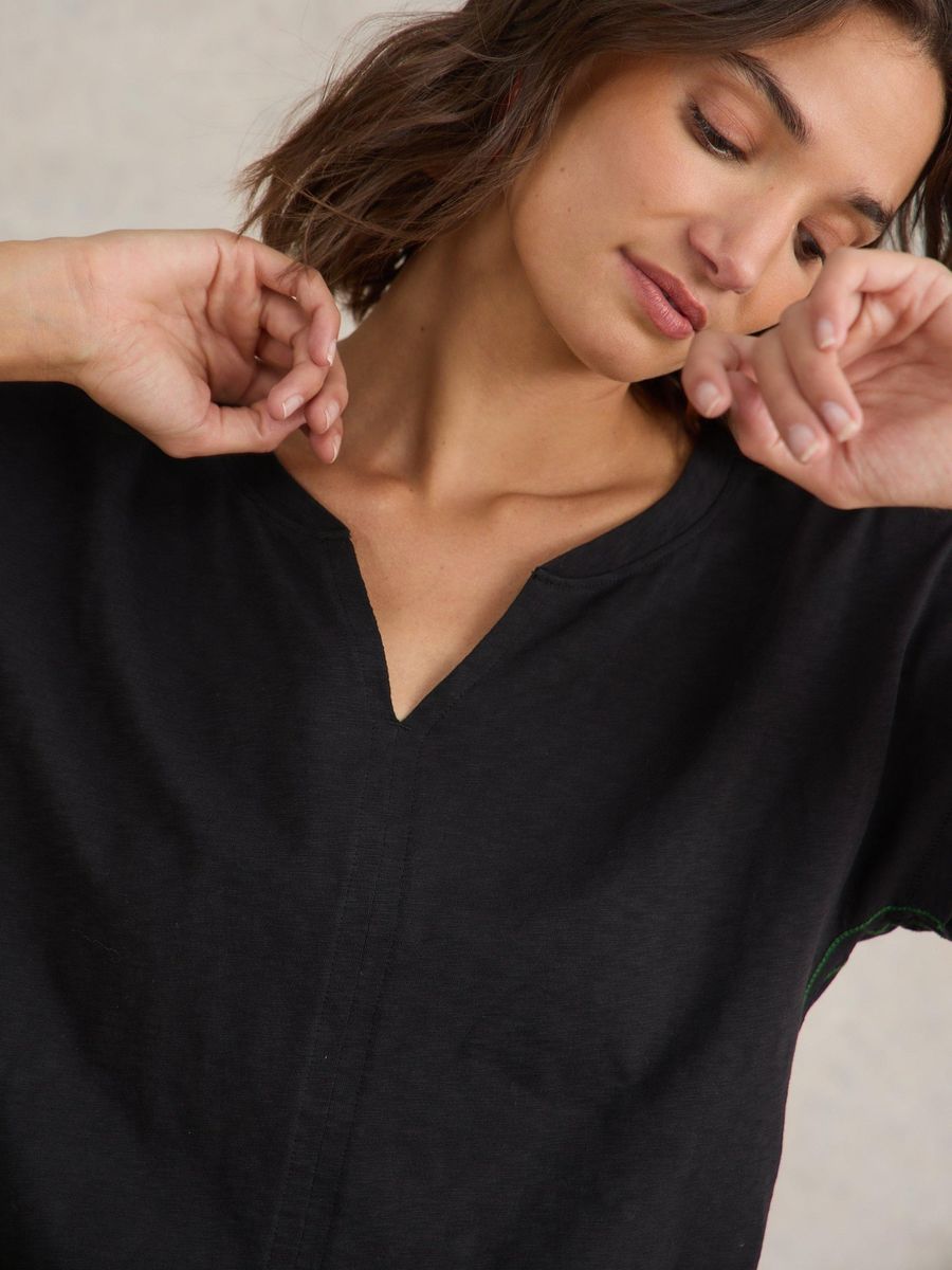 Baumwoll-T-Shirt mit Keilausschnitt