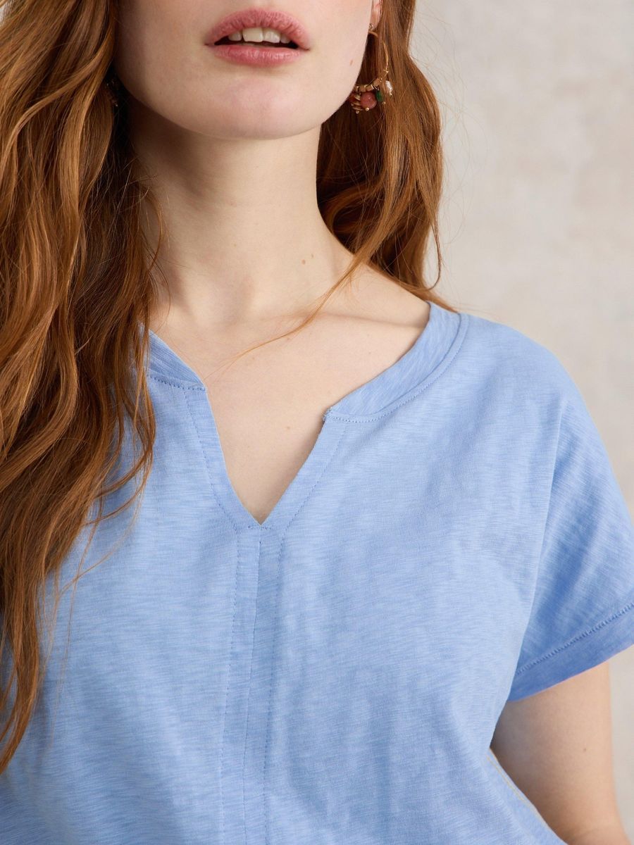 T-Shirt mit gekerbtem V-Ausschnitt