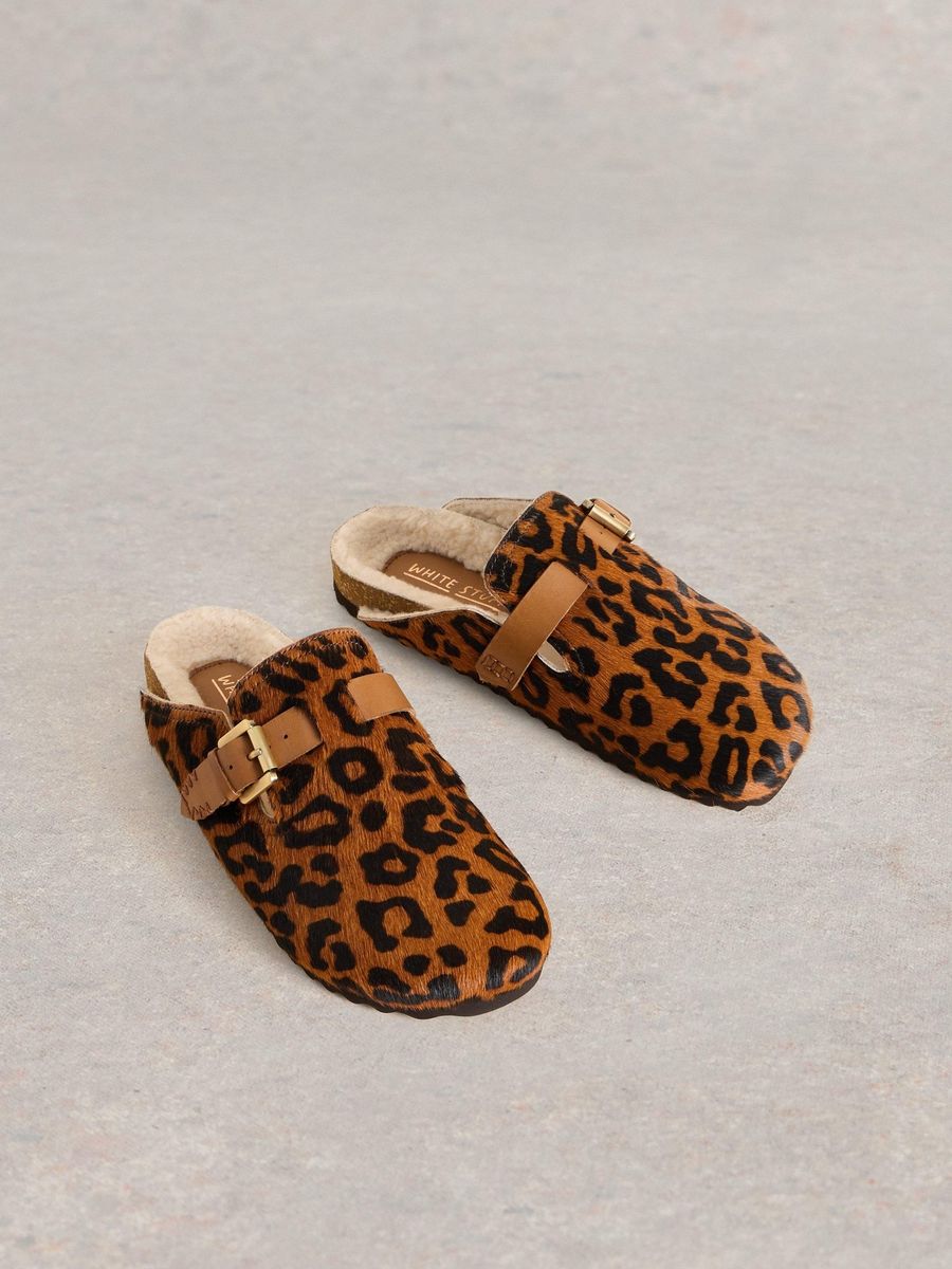 Clogs mit Leopardenmuster und Schnalle