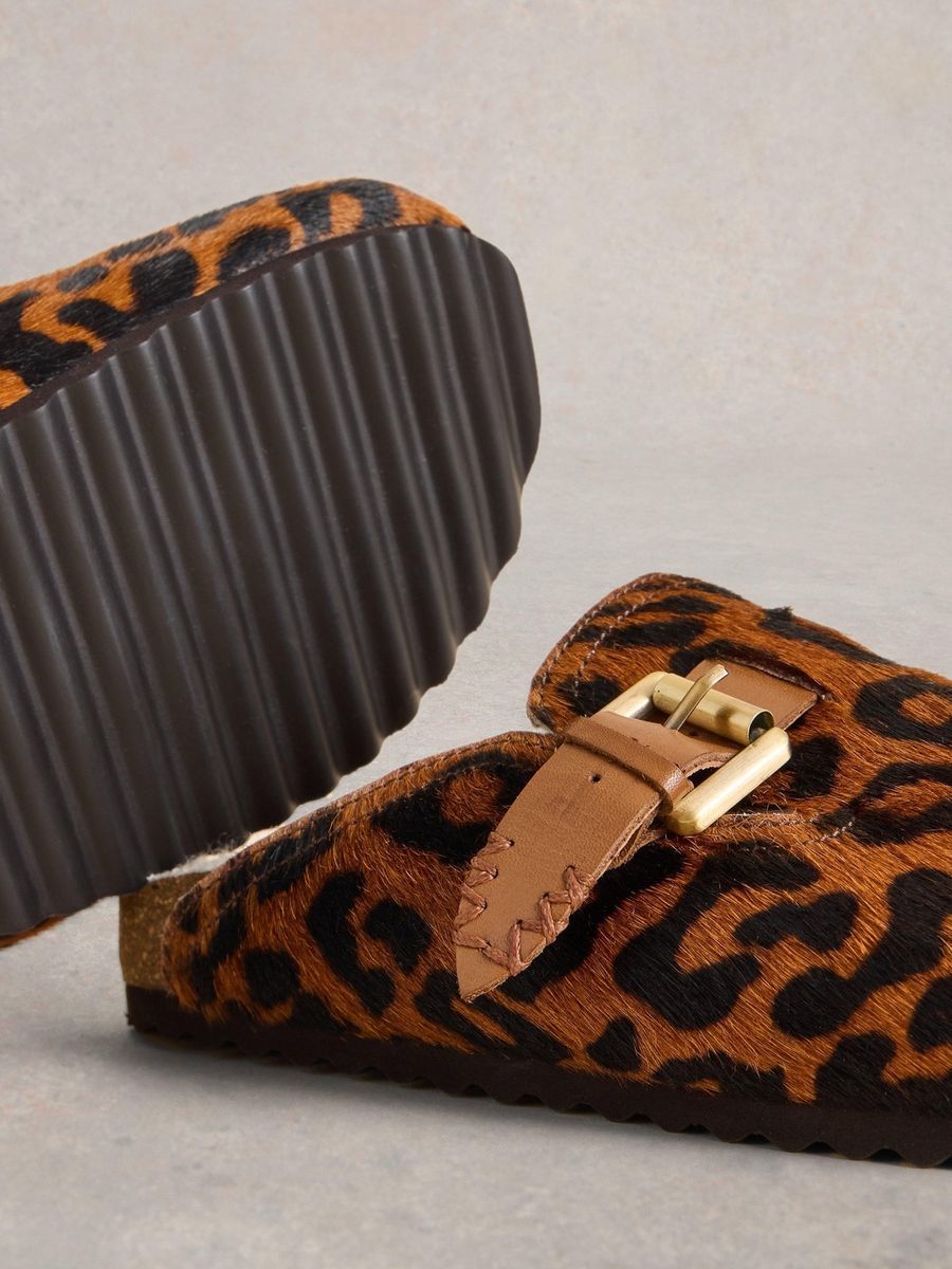 Clogs mit Leopardenmuster und Schnalle