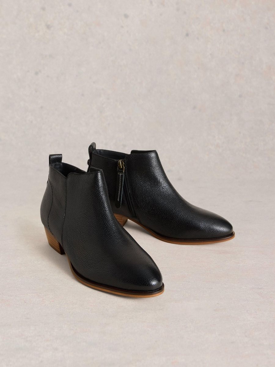 Strukturierte Lederstiefeletten mit Absatz