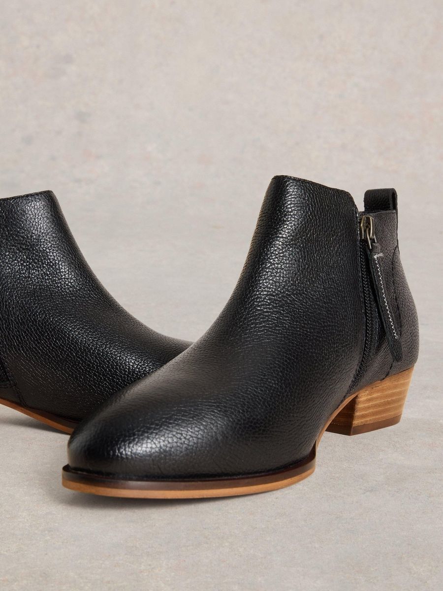 Strukturierte Lederstiefeletten mit Absatz