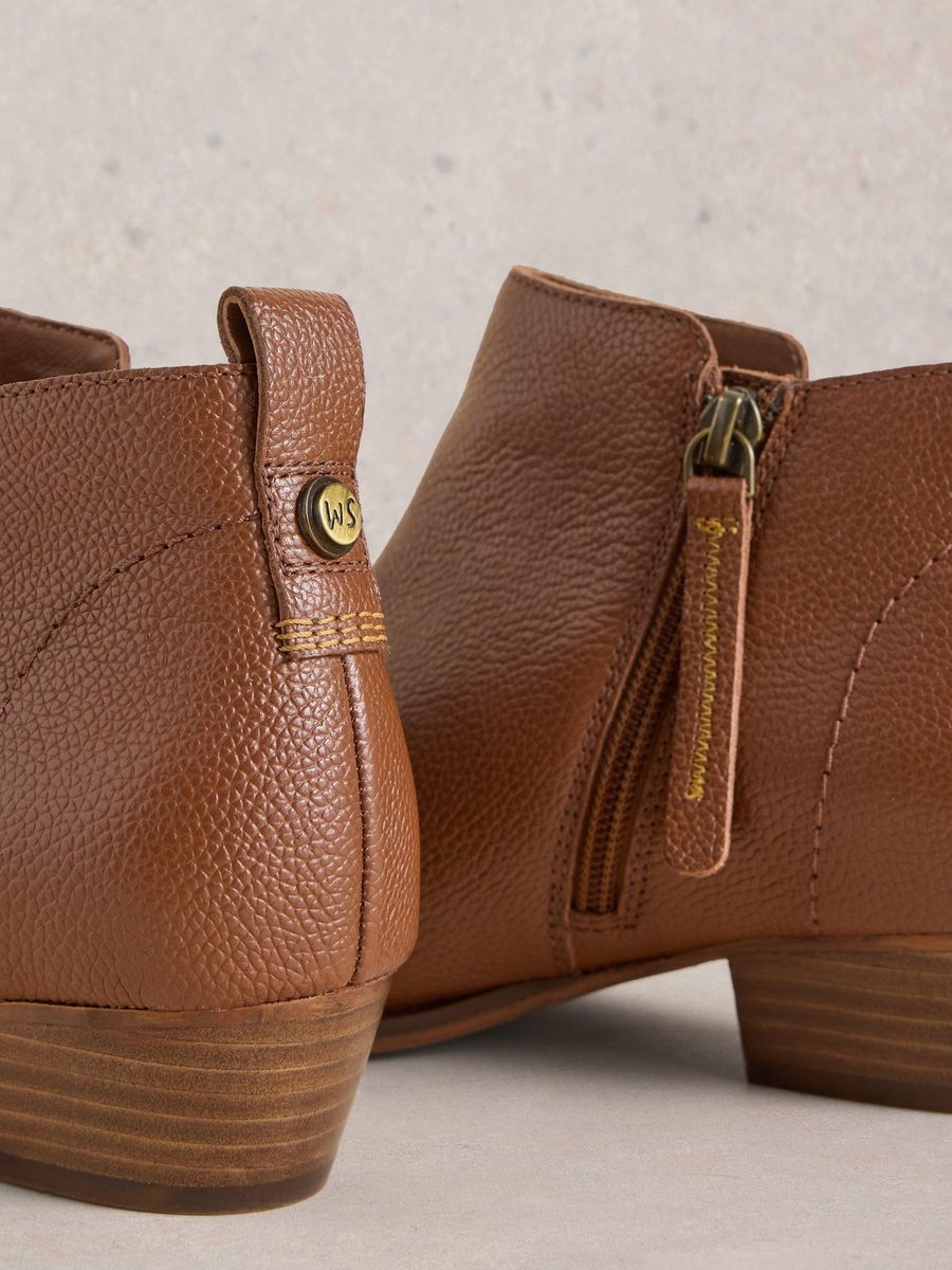 Zeitlose Stiefeletten aus genarbtem Leder
