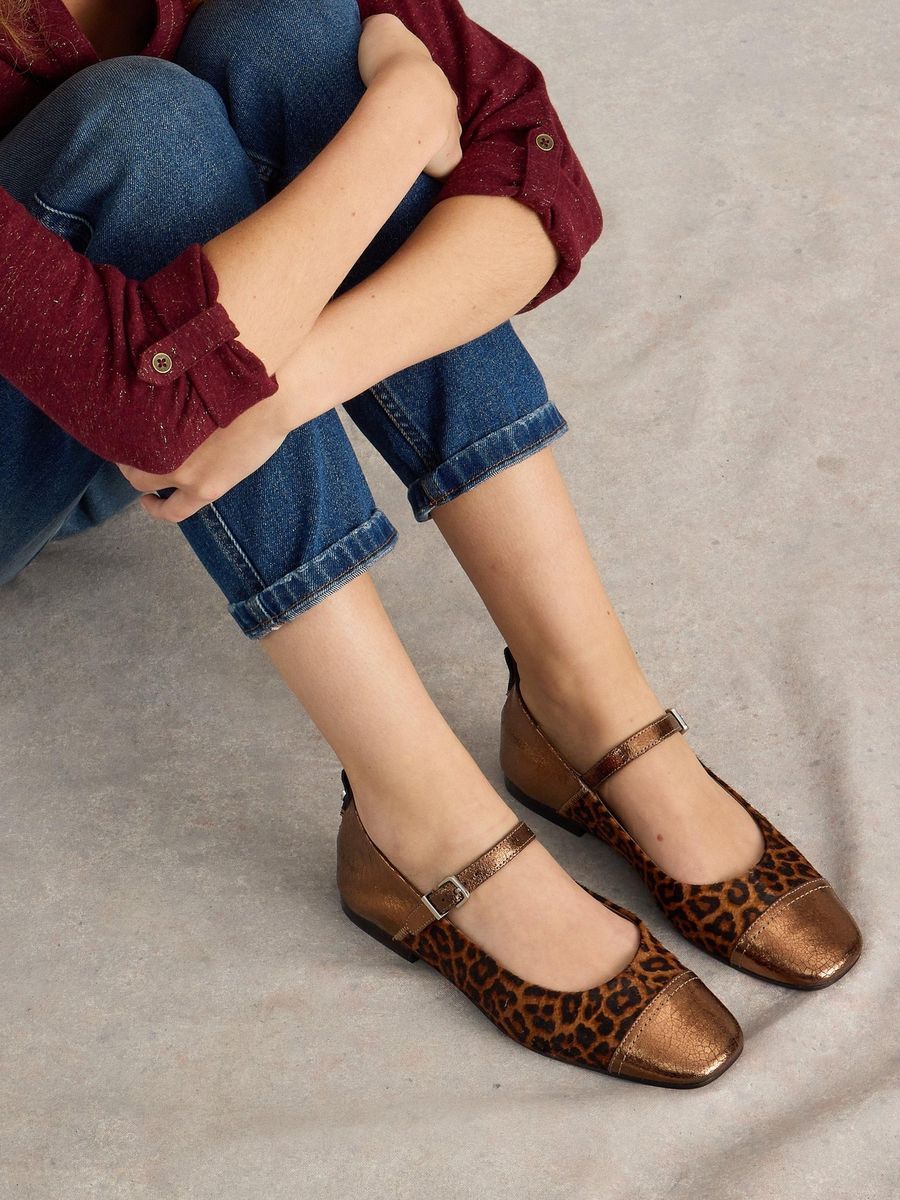 Mary Janes mit Leopardenmuster und Metallic-Details