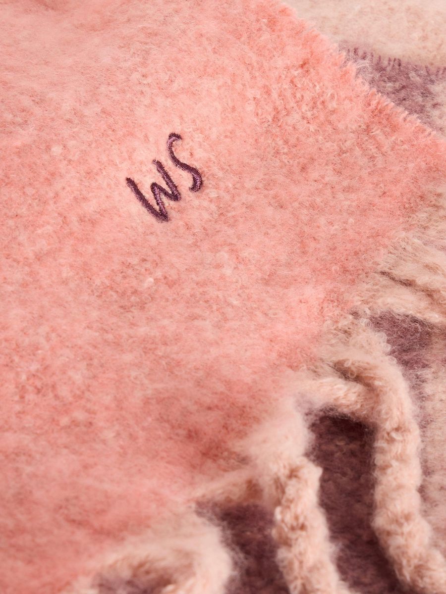 Gestrickter Schal mit Farbverlauf