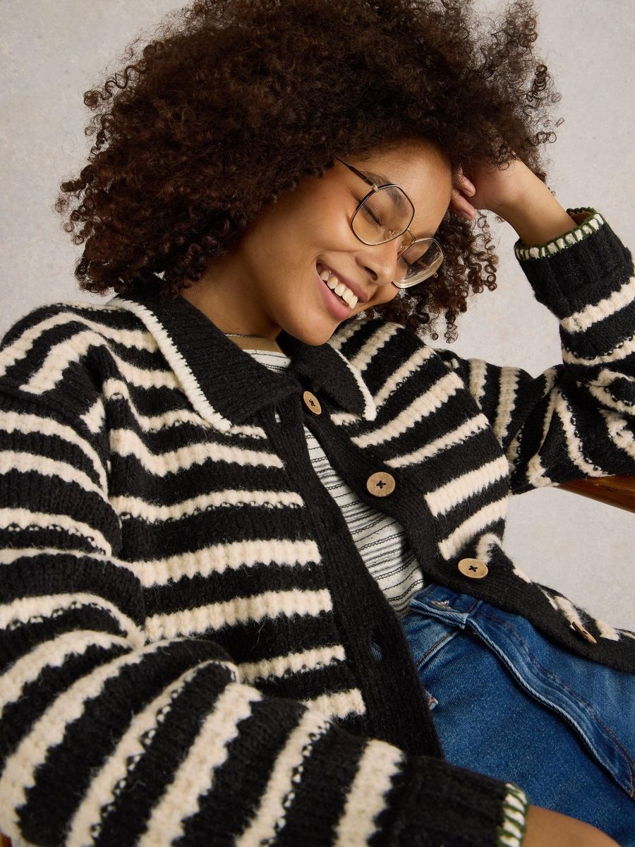 Gestreifte Strickjacke mit Kragen