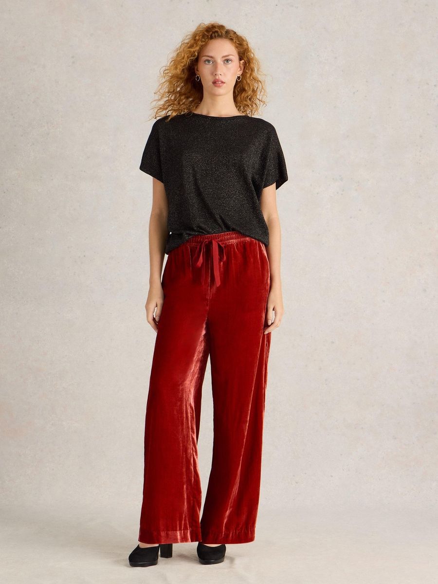 Samthose mit weitem Bein
