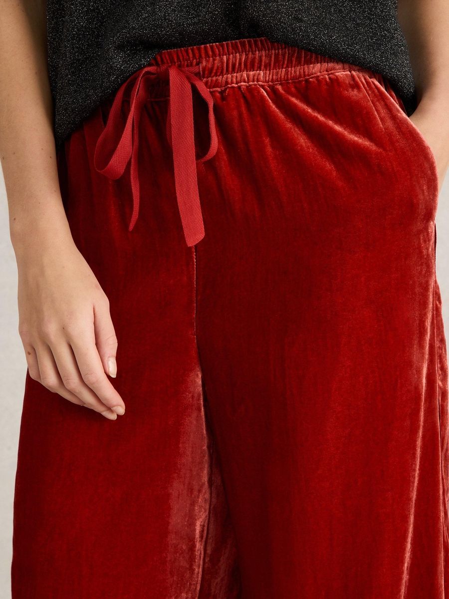 Samthose mit weitem Bein