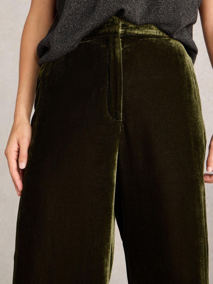 Elegante Samthose mit weitem Bein