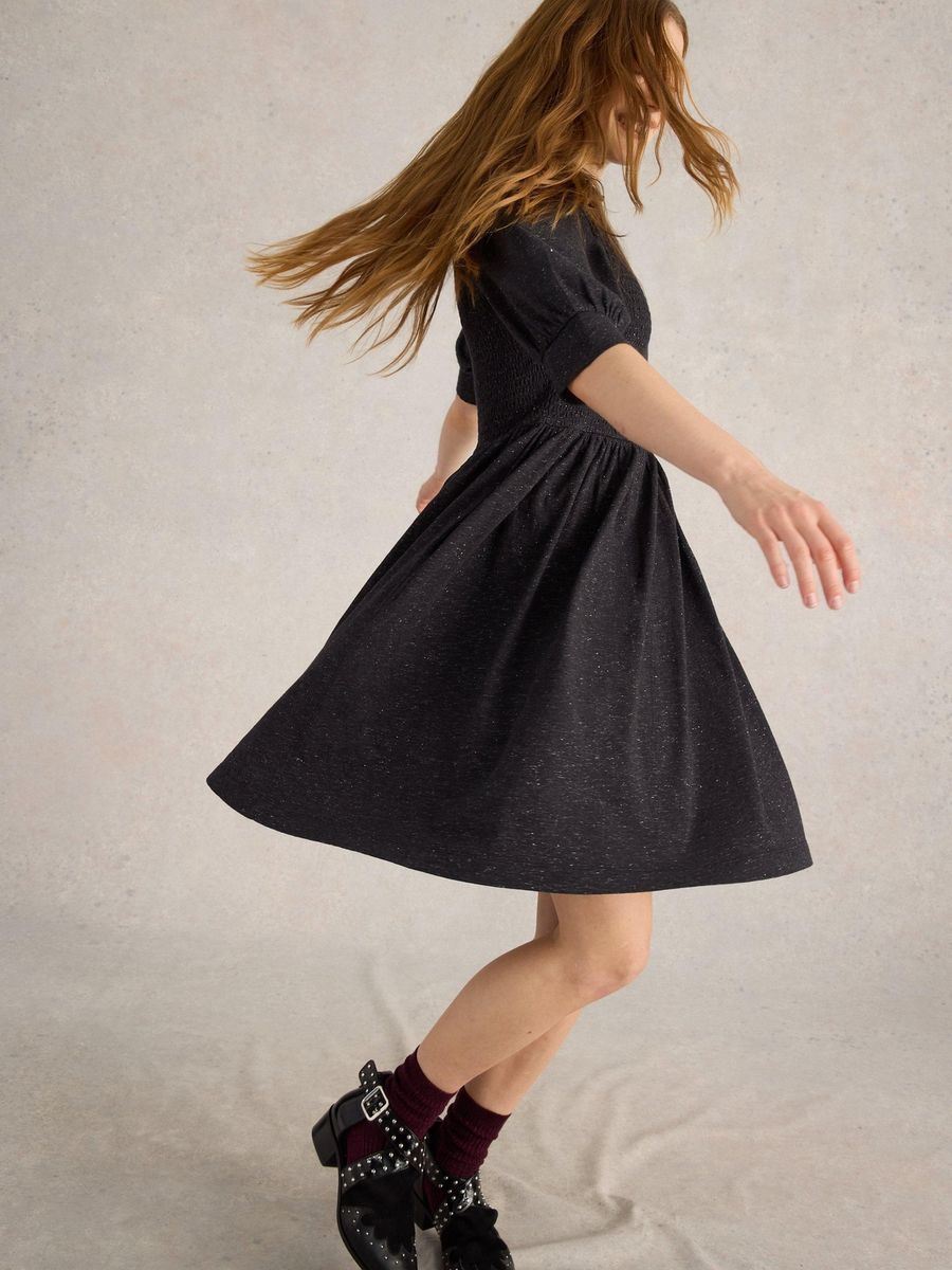Glitzerndes Smok-Kleid mit Puffärmeln