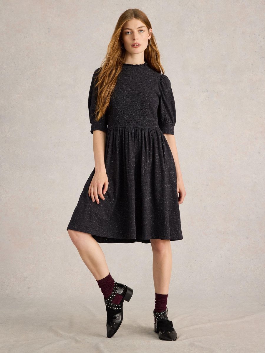 Glitzerndes Smok-Kleid mit Puffärmeln