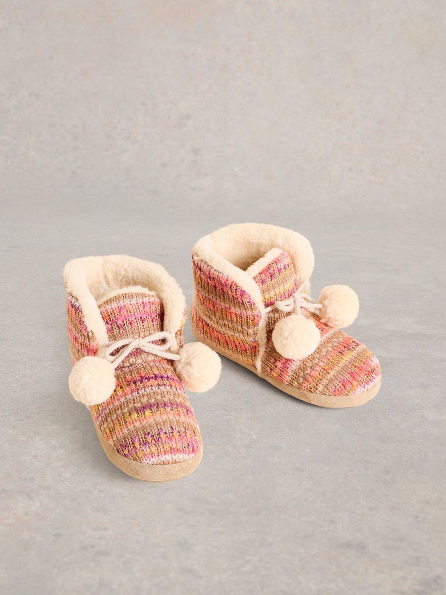Kuschelige gestrickte Haus-Booties mit Bommeln
