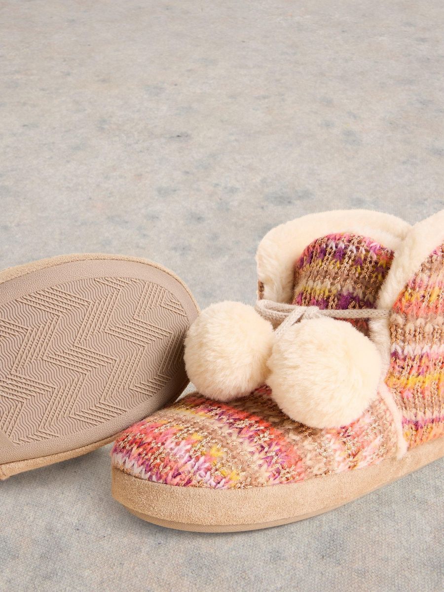 Kuschelige gestrickte Haus-Booties mit Bommeln