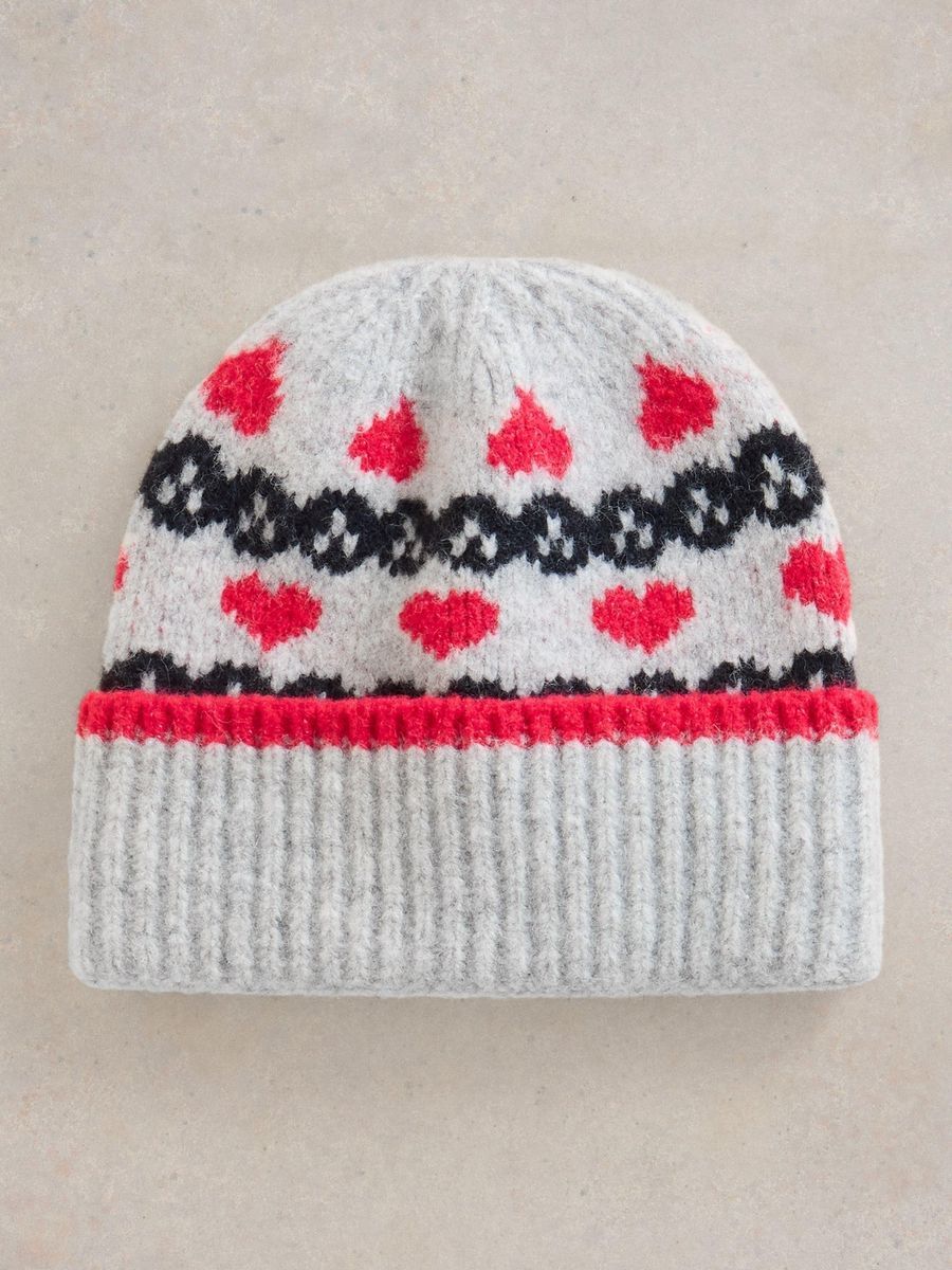 Strickmütze mit Herzmuster