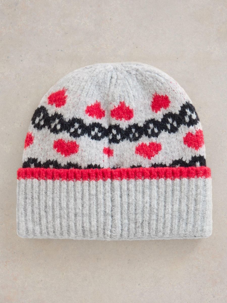Strickmütze mit Herzmuster