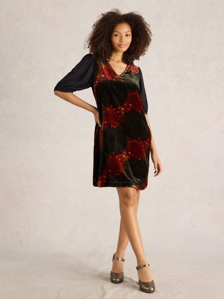 Gemustertes Samtkleid mit Puffärmeln