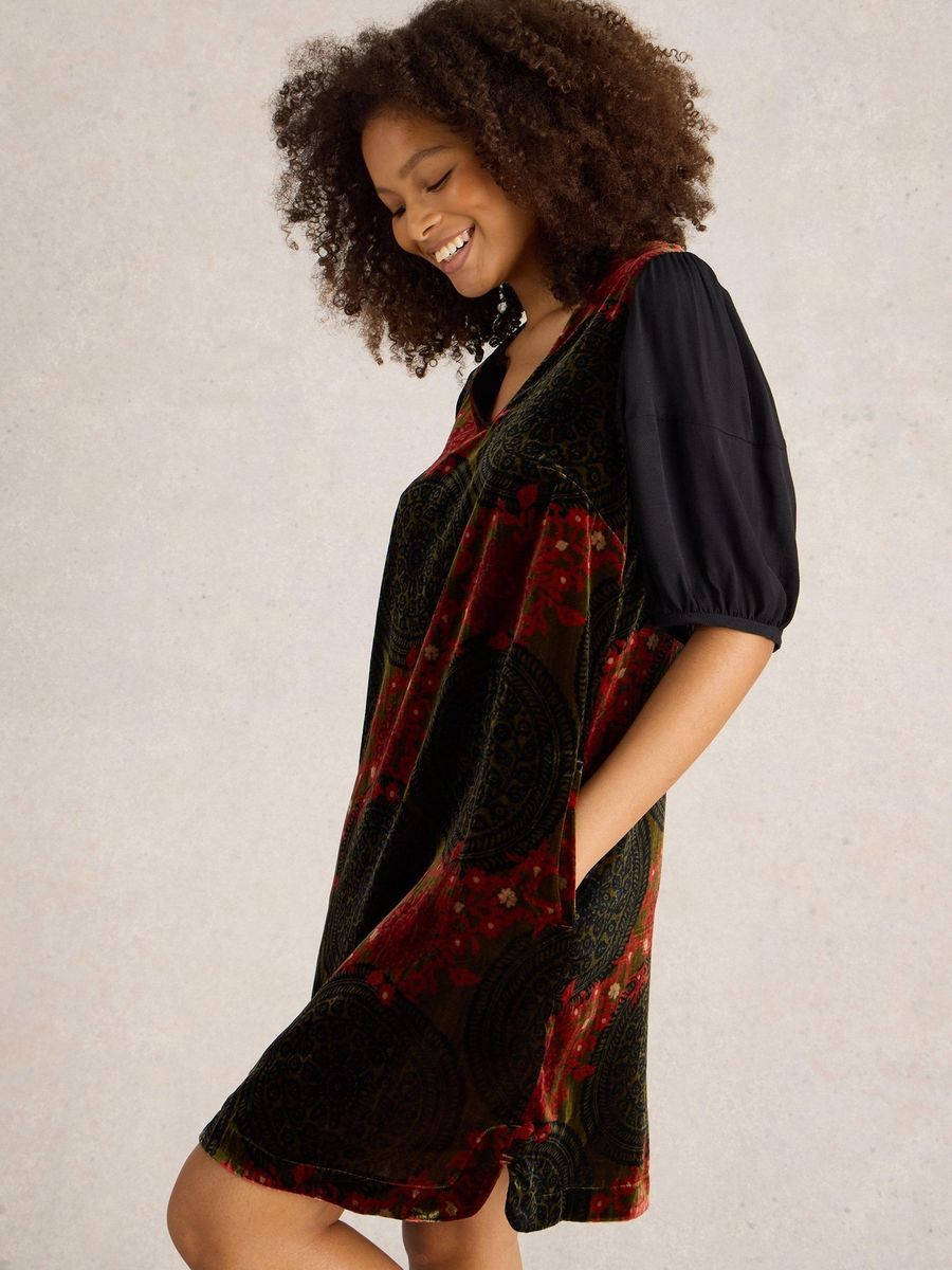 Gemustertes Samtkleid mit Puffärmeln