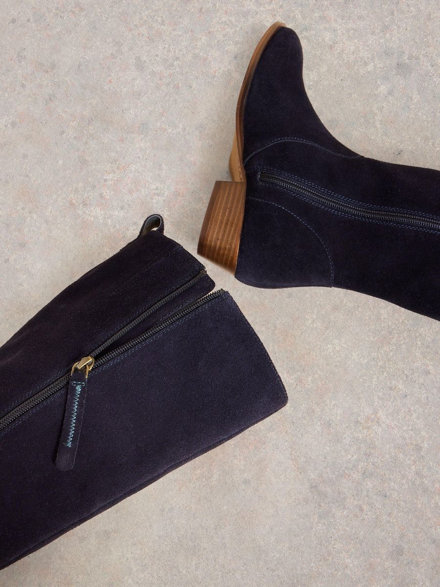 Kniehohe Wildlederstiefel mit weiter Passform