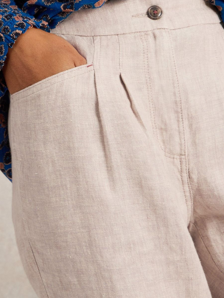 Leinenhose mit Bundfalten und Karottenschnitt