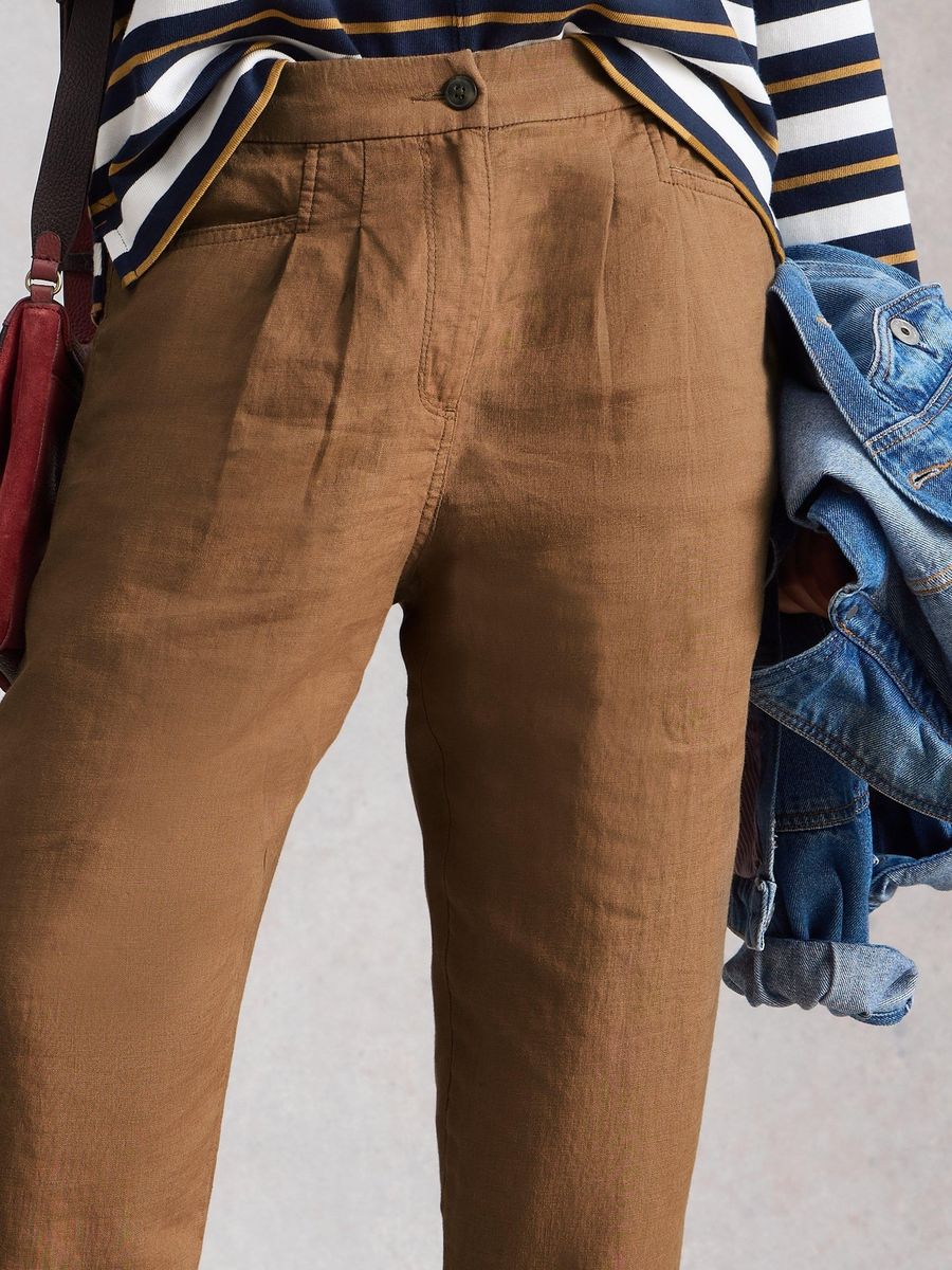 Leinenhose mit Bundfalten und Karottenschnitt