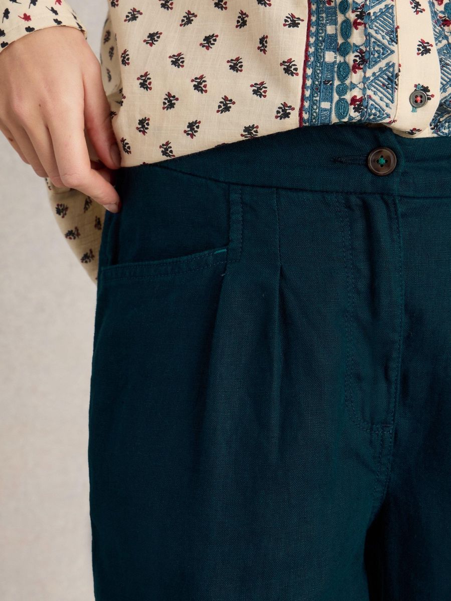 Leinenhose mit Bundfalten und Karottenschnitt