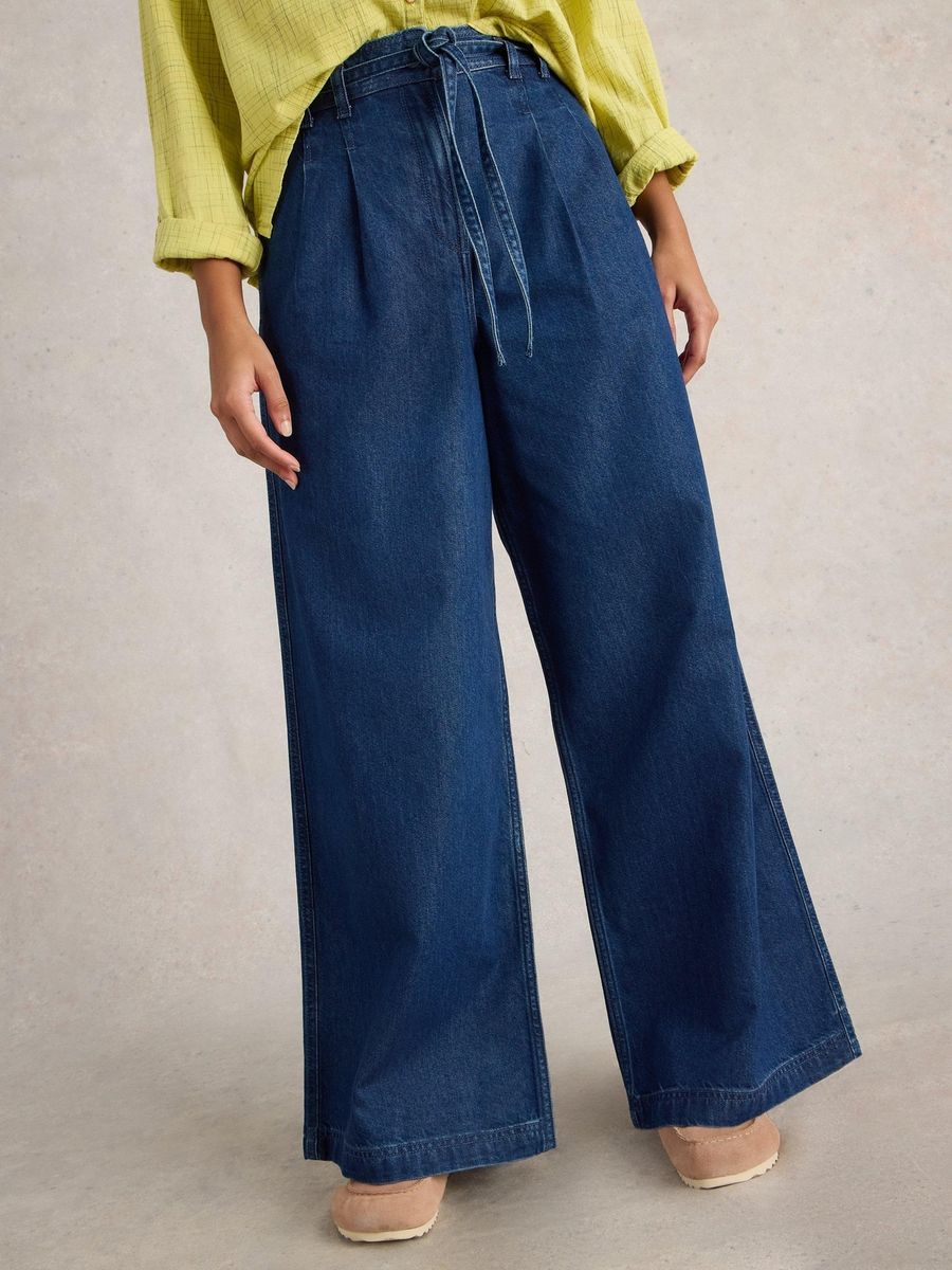 Plissierte Weitbein-Jeans mit Bindegürtel