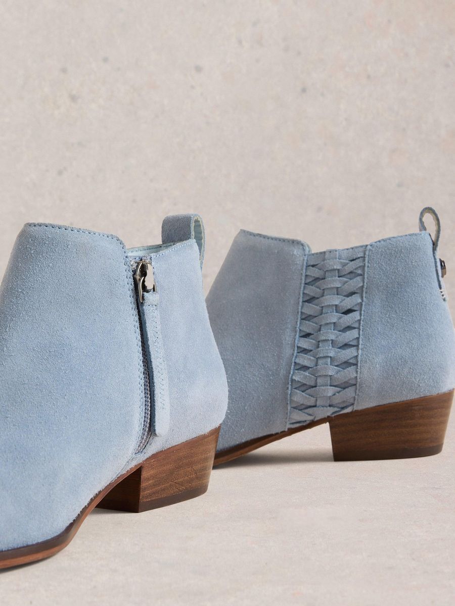Wildleder-Stiefeletten mit geflochtenem Einsatz