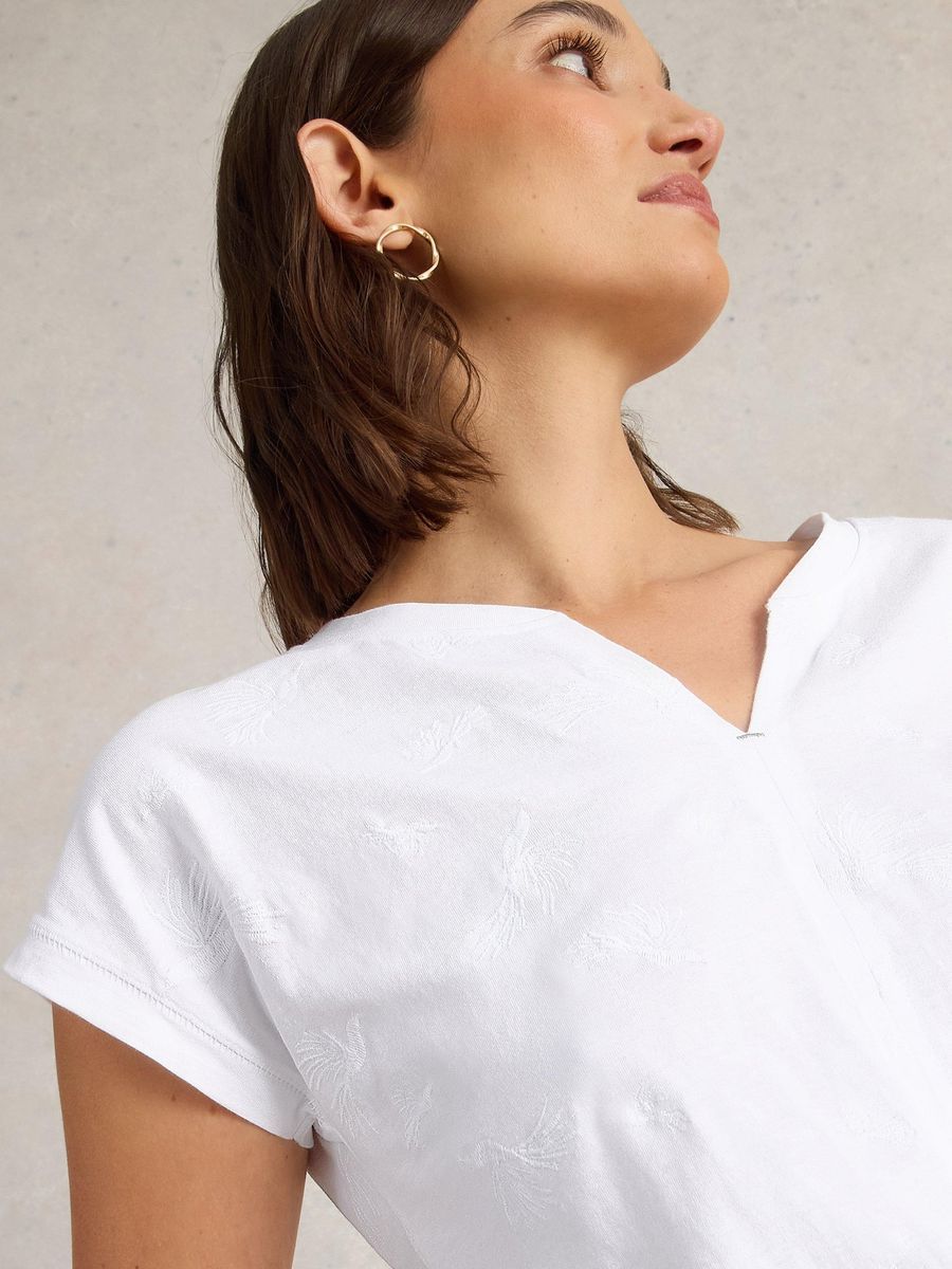 Besticktes T-Shirt mit V-Ausschnitt