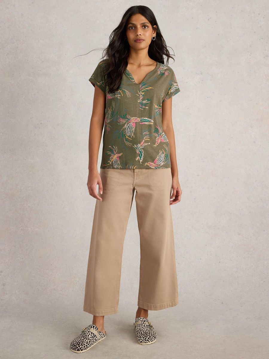 Gemustertes T-Shirt mit Schlitz-Ausschnitt