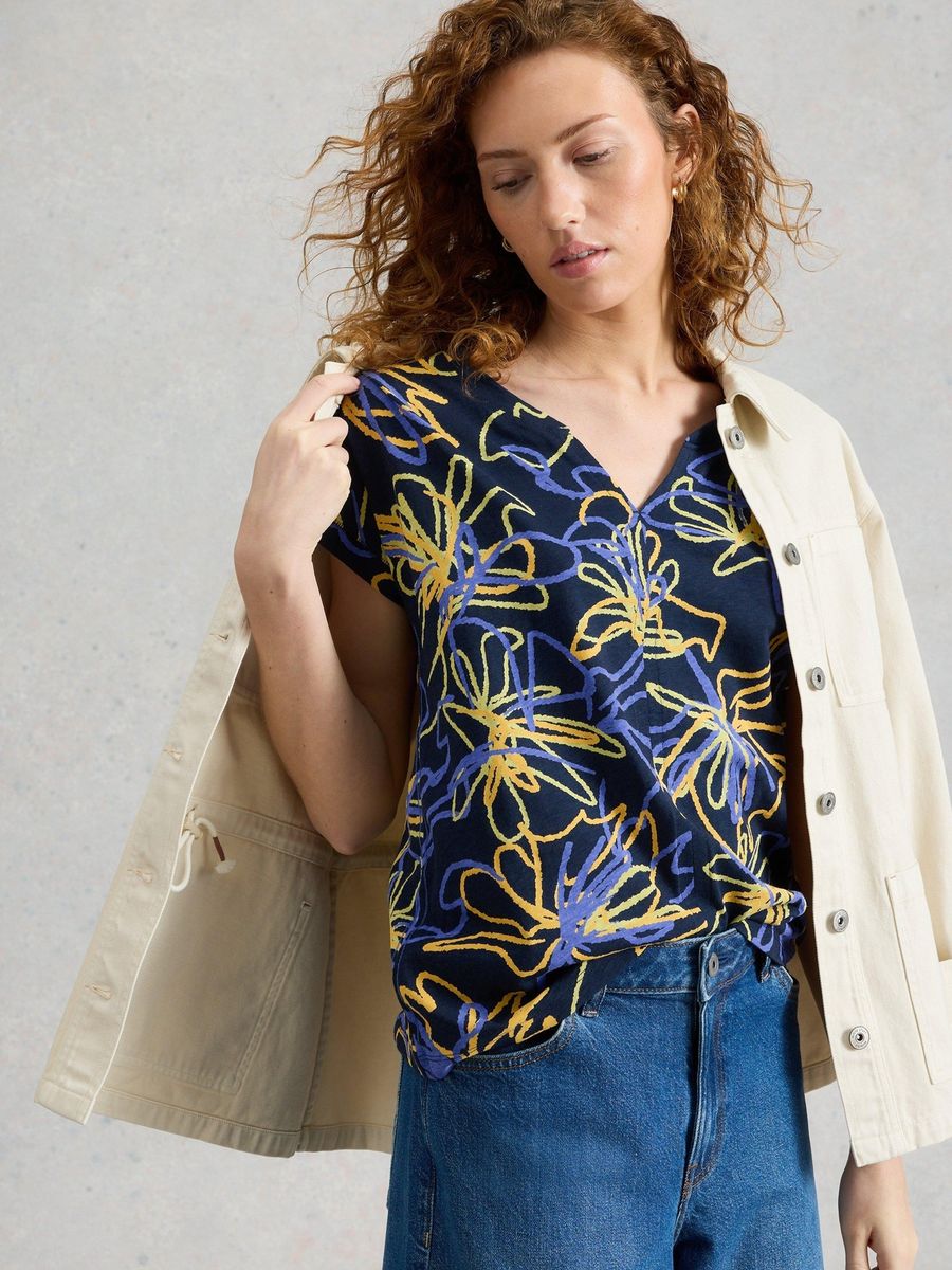 Gemustertes T-Shirt mit Schlitz-Ausschnitt