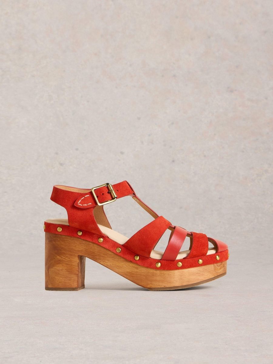 Plateau-Clogs mit T-Riemen und Nieten