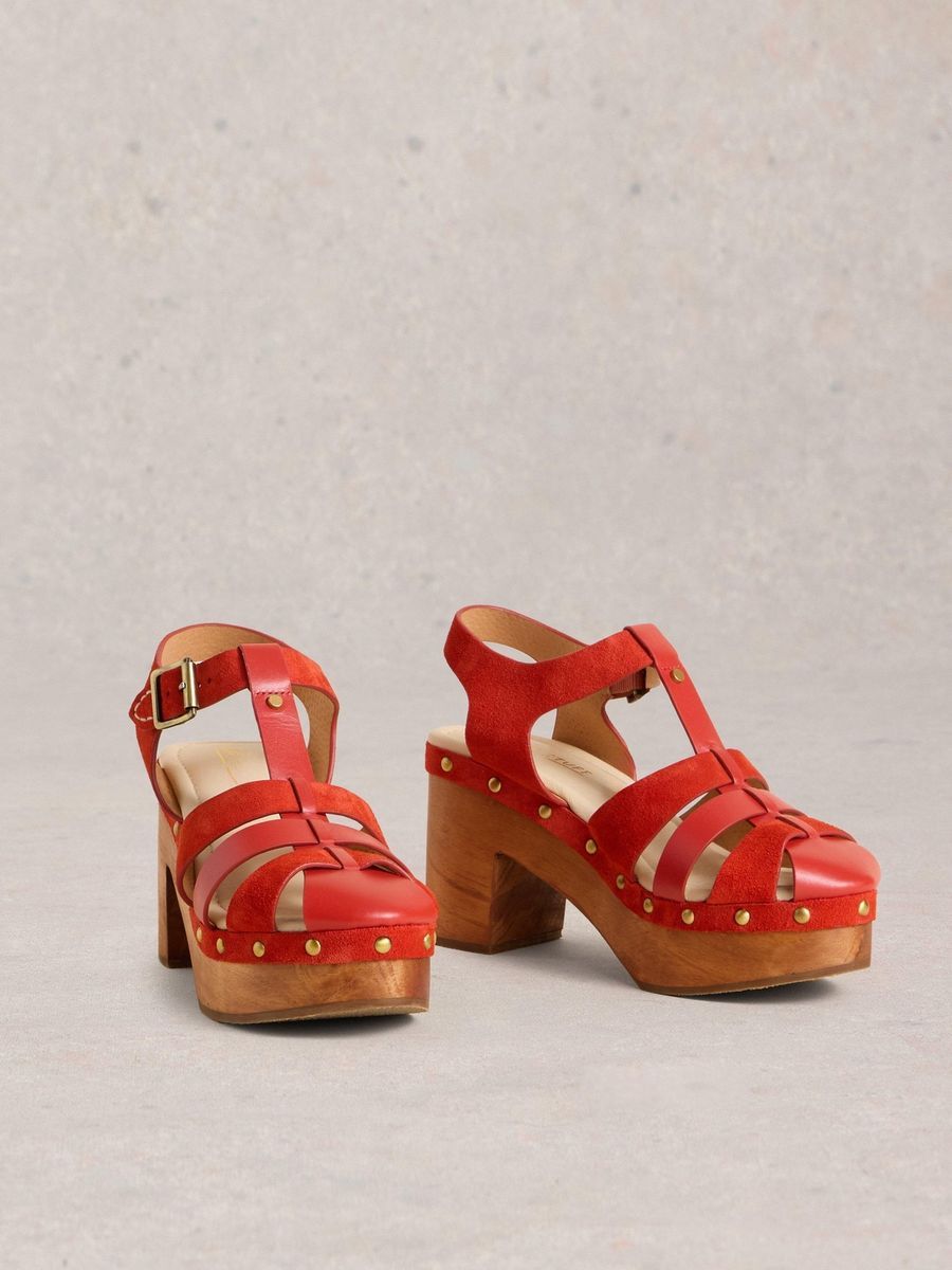 Plateau-Clogs mit T-Riemen und Nieten